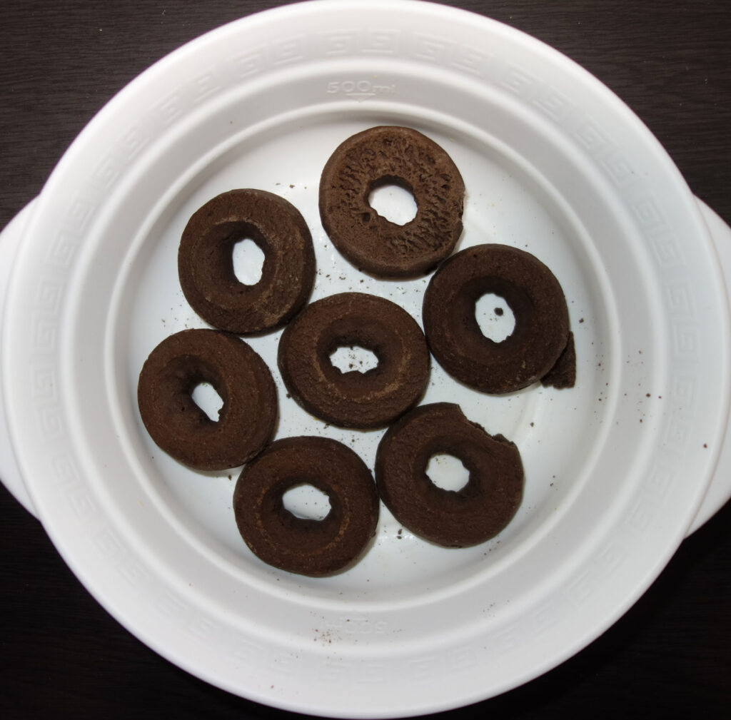 白い器に入ったチョコレートドーナツ