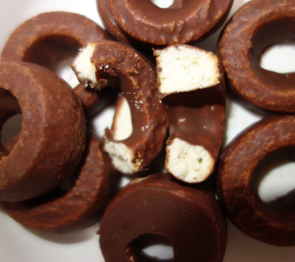 チョコレートでコーティングされたドーナツ