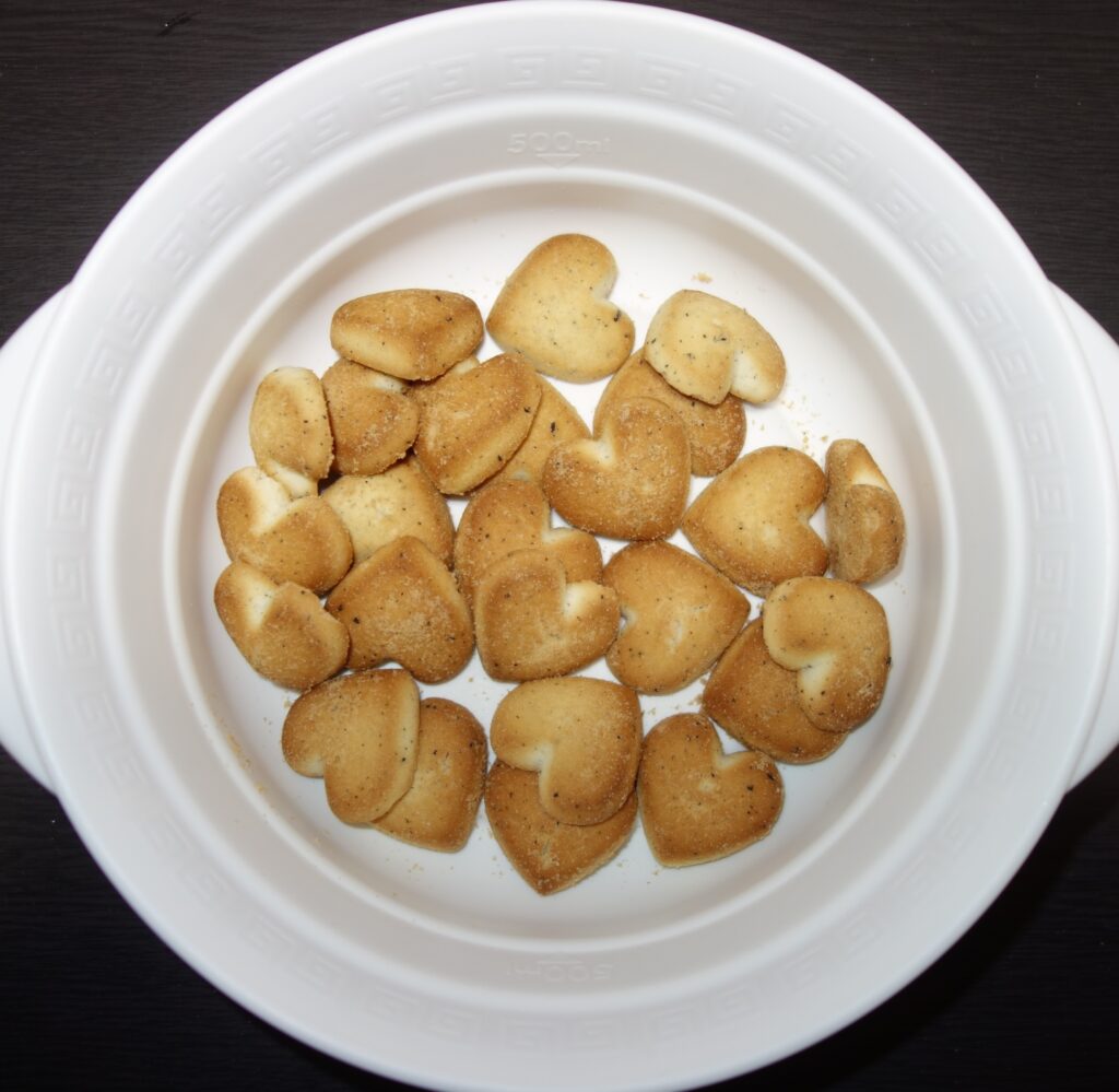 白い容器に入ったたくさんのハート型のクッキー