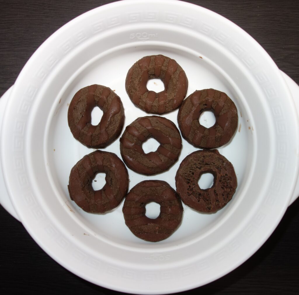 白い器に並んだチョコレートドーナツ