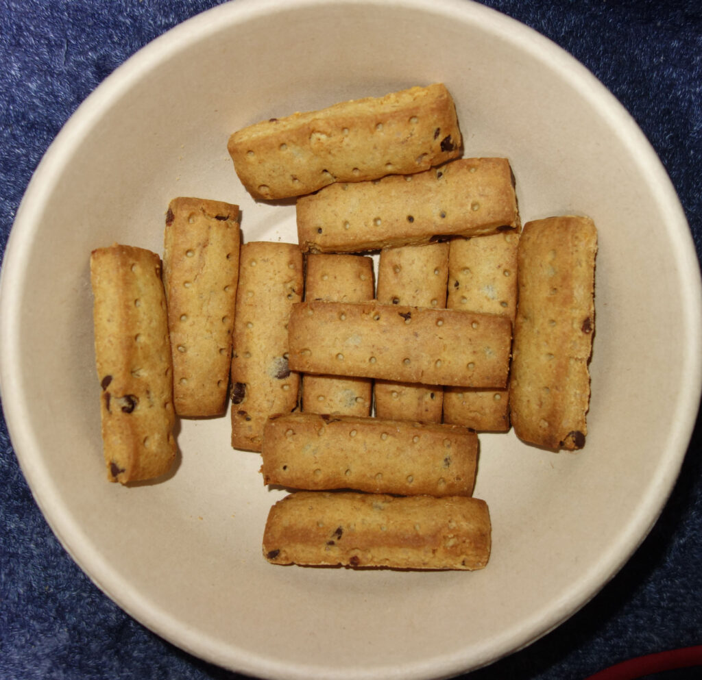 お皿に盛られたチョコチップ入り全粒粉クッキー