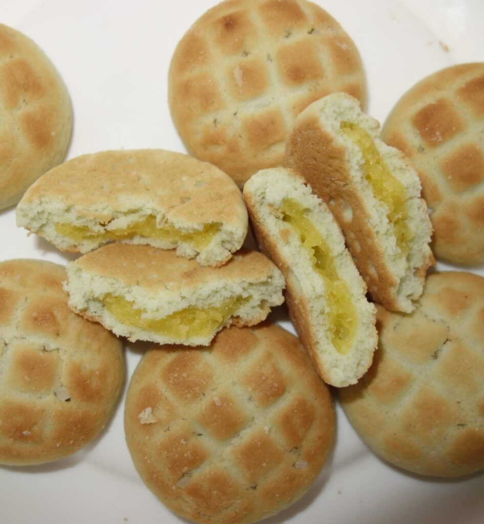 格子模様が入った丸いメロンのあんこ入りお菓子