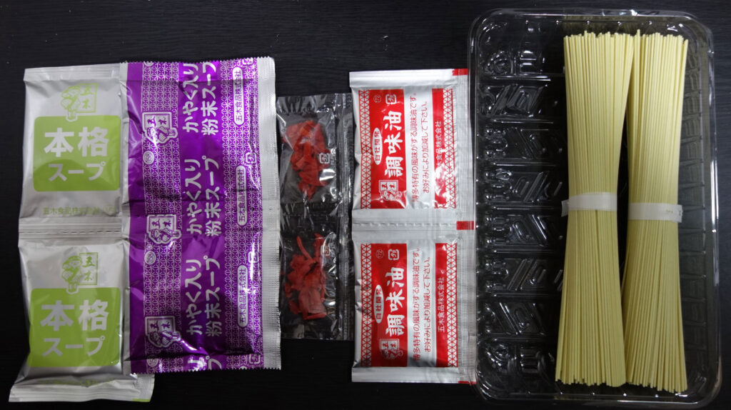 博多ラーメンの麺とスープ、調味油、紅しょうがのセット