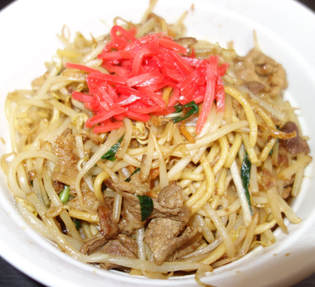 紅しょうががのった豚肉入り焼きそば