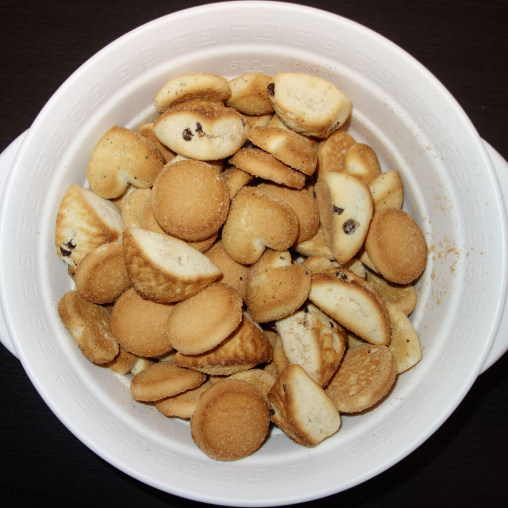 白い器に入ったまぜこぜクッキー