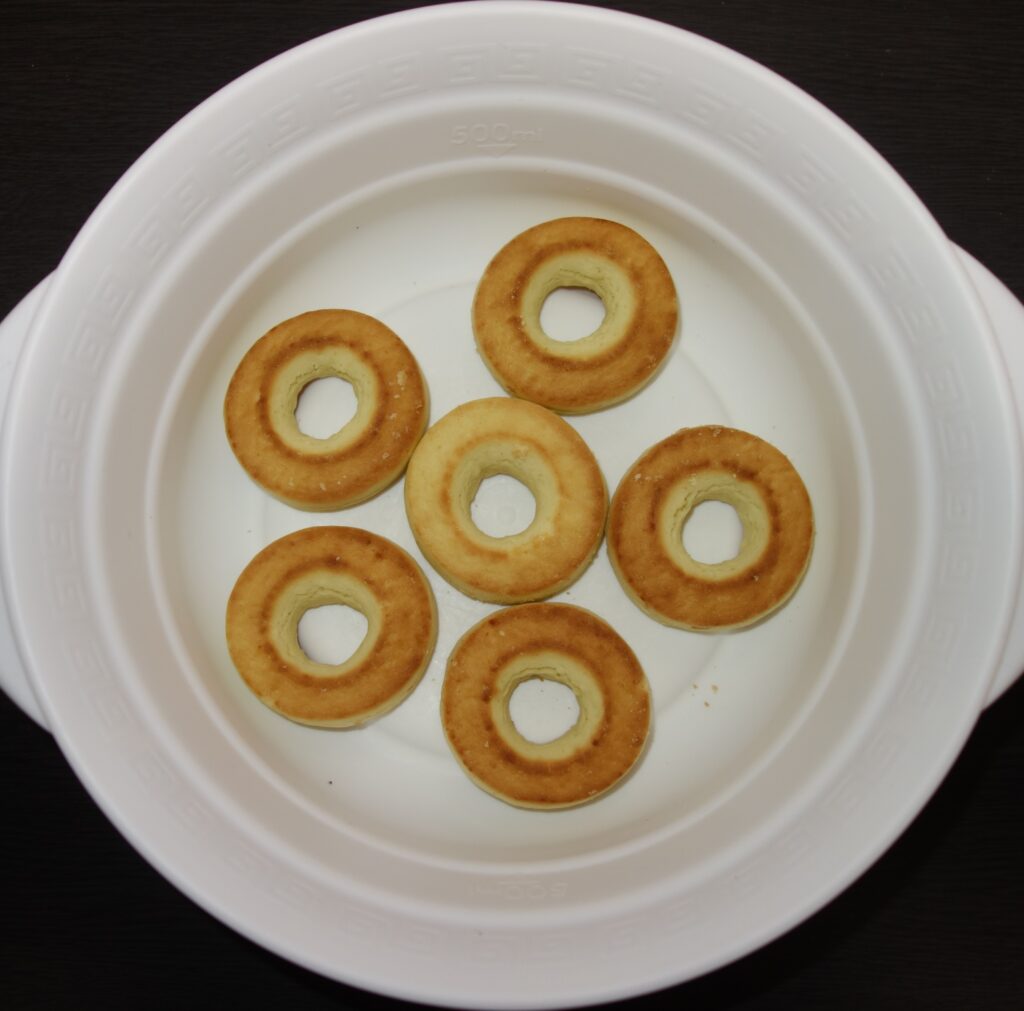 白い器に入ったドーナツ型のクッキー