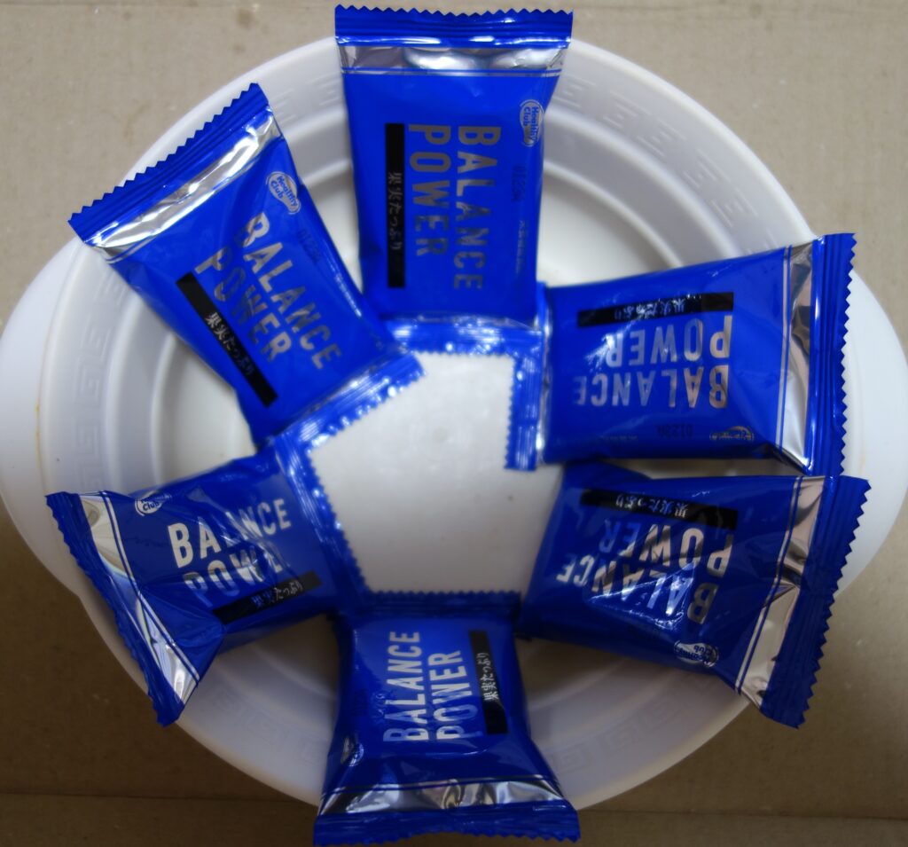 chokkei20cmの白い皿に並んだバランスパワーの小分けお菓子