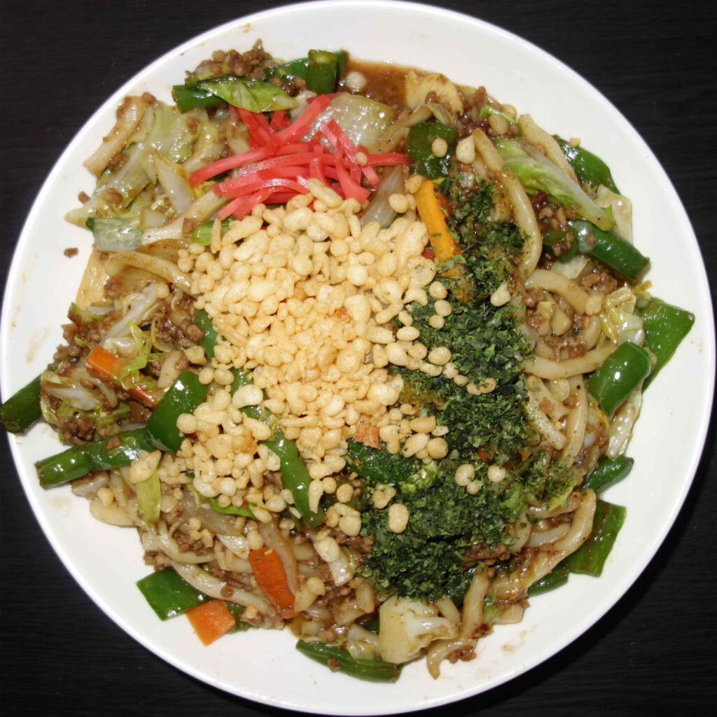 皿に盛られた肉うどん