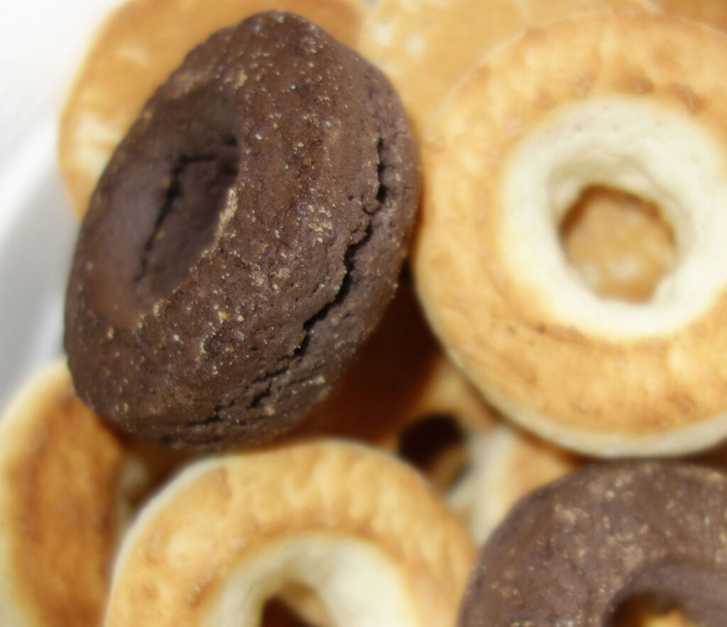 チョコレート味とプレーン味のドーナツ