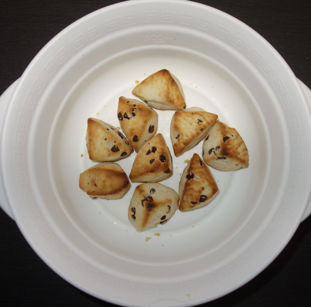 白い器に入ったチョコレートチップスコーン
