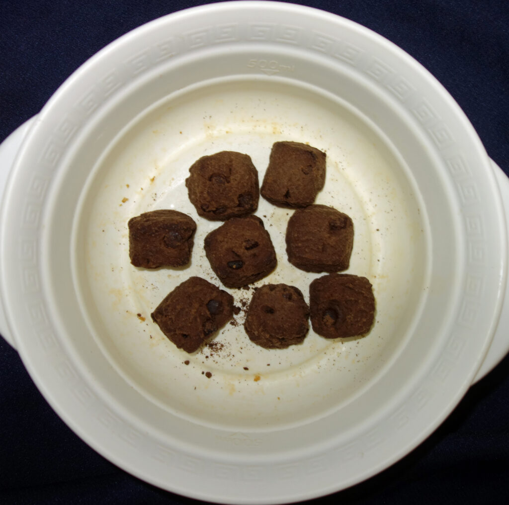 白い器に入ったチョコレート菓子