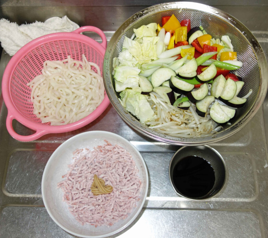 焼きそばの材料 麺と野菜とひき肉とソース