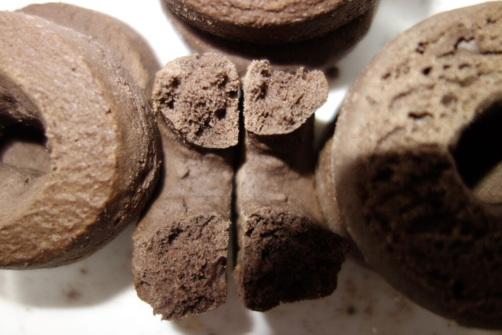 チョコレート味のドーナツの断面