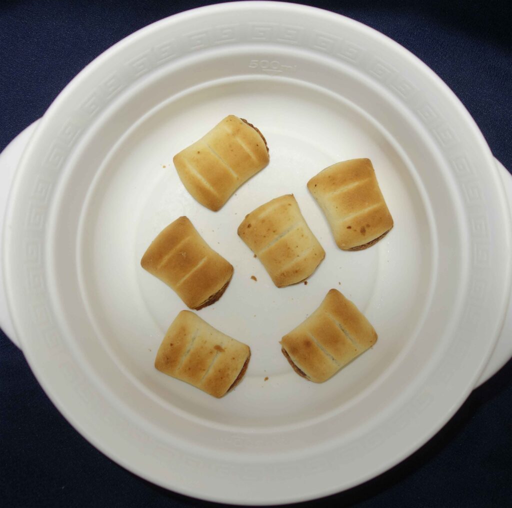 白い器に入った6個の小さなチョココロネ