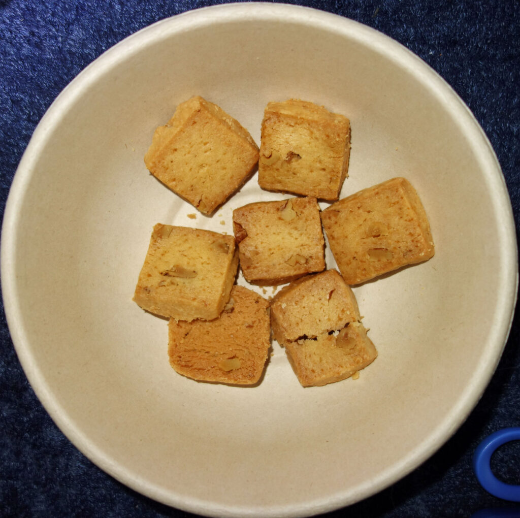 お皿に入った四角いクッキー