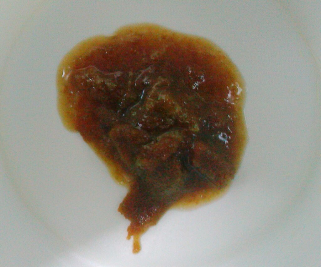 水っぽく茶色いスープ