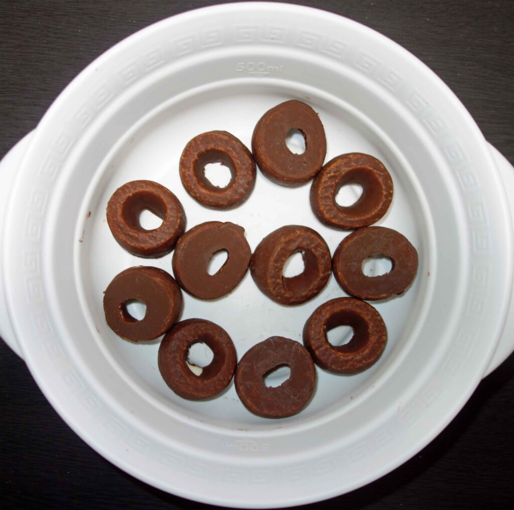 白い器に入ったチョコレートドーナツ