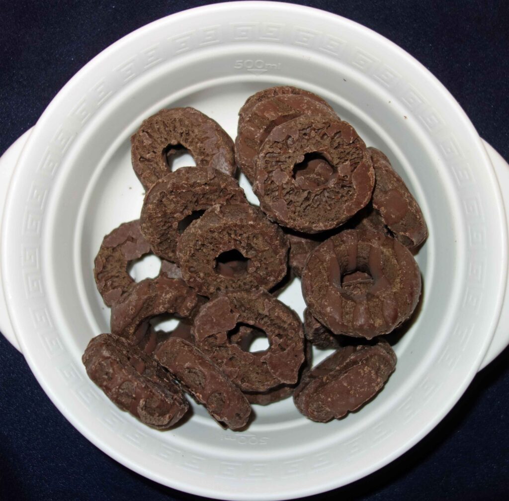 お皿に入ったチョコレートドーナツ