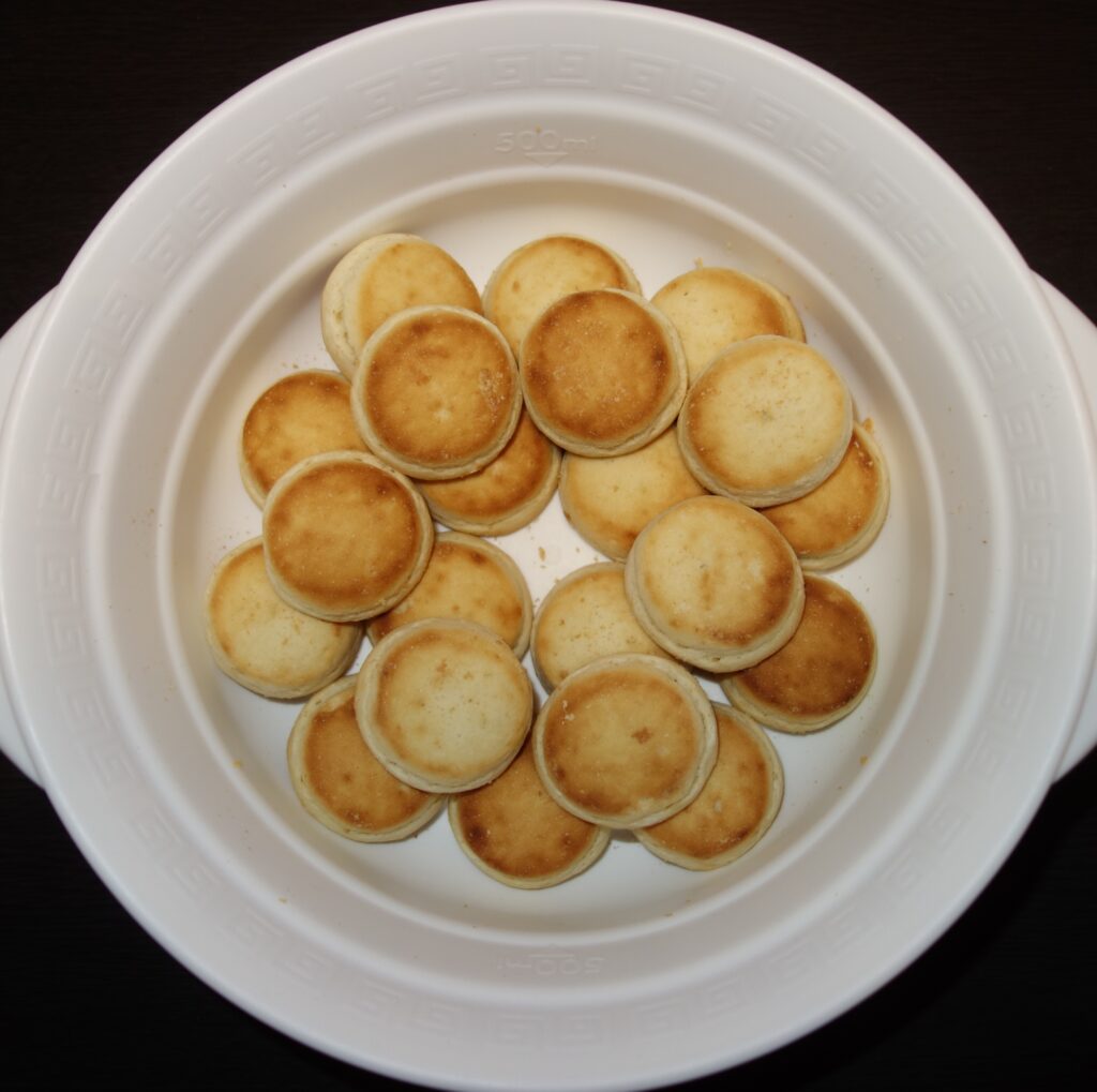 白い器に入ったオブセ牛乳焼きブレッド