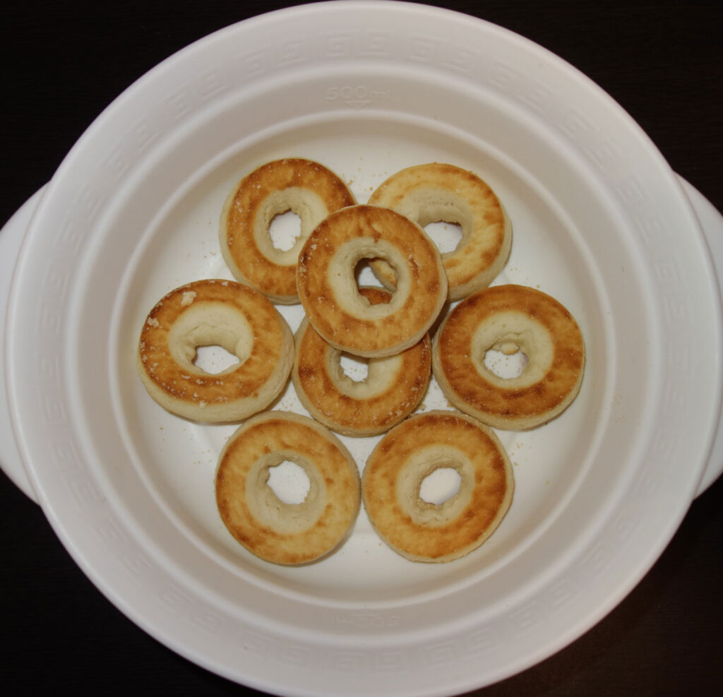 白いお皿に並んだドーナツ型の焼き菓子