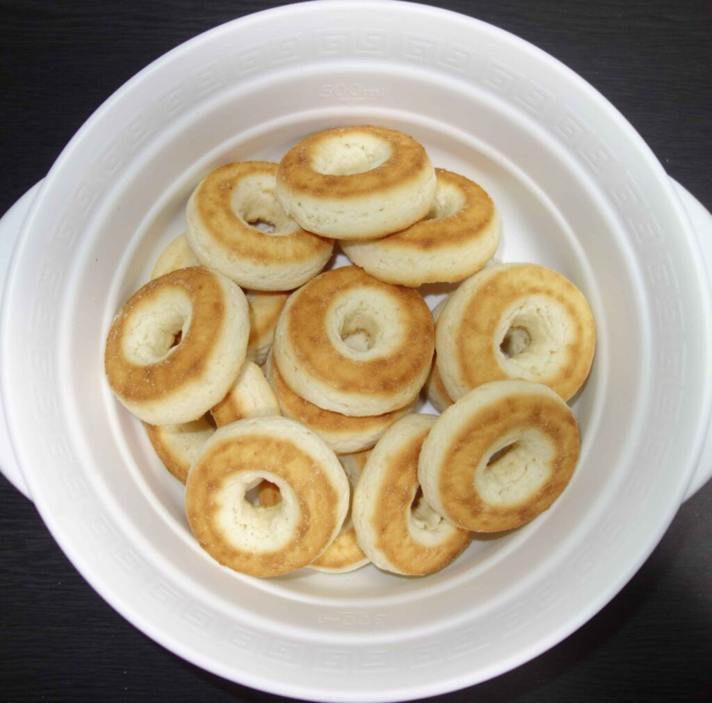 白い器に入ったオブセ牛乳焼きドーナツ