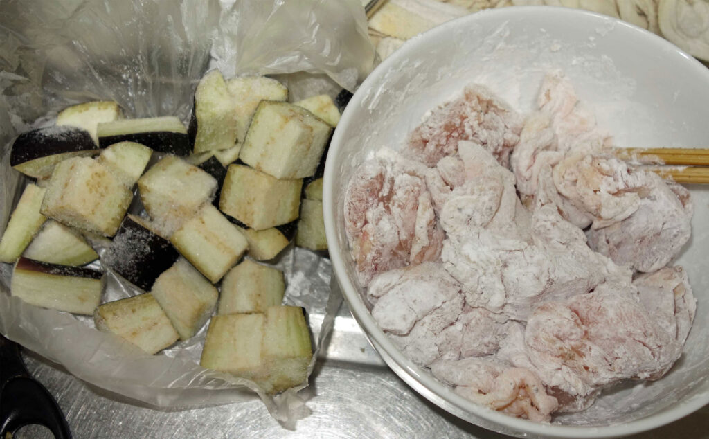 揚げ物を作る準備中のナスと鶏肉