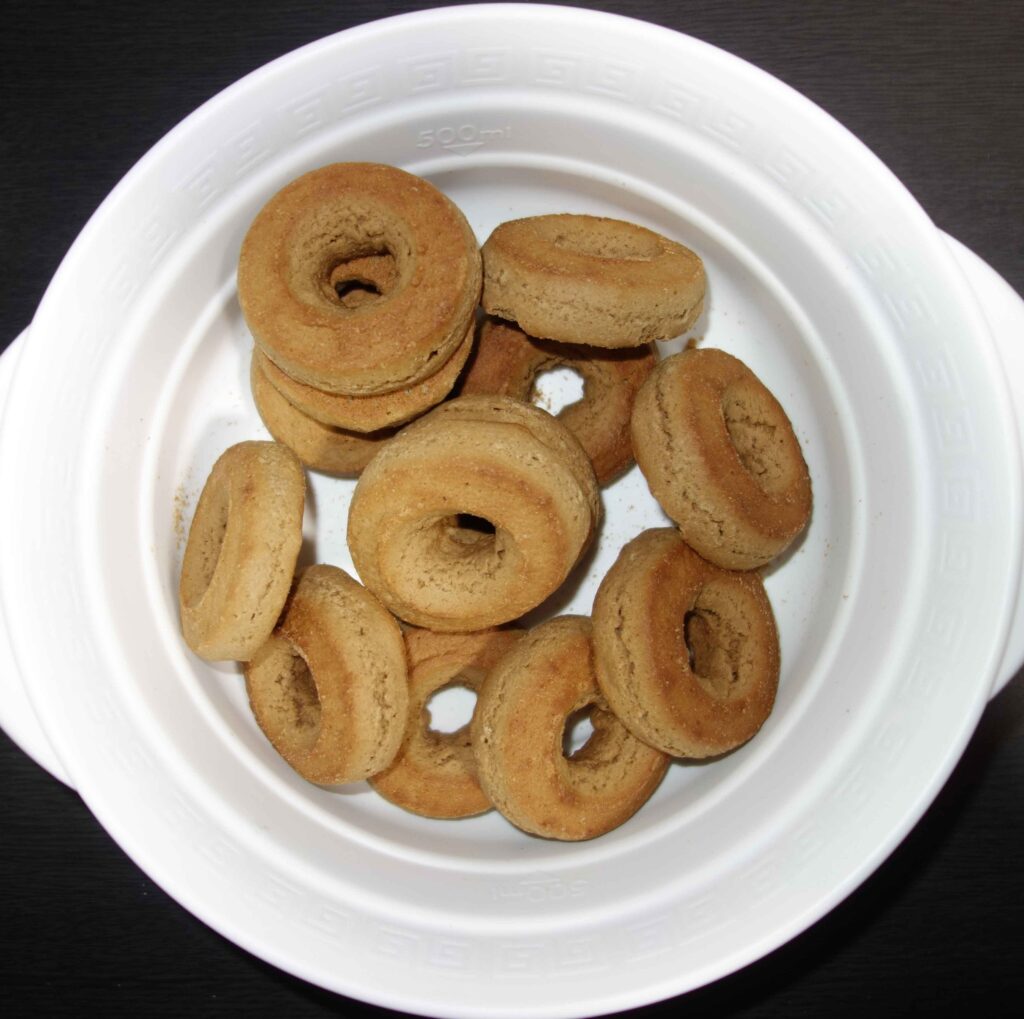 直径20㎝の白い容器に入ったドーナツ