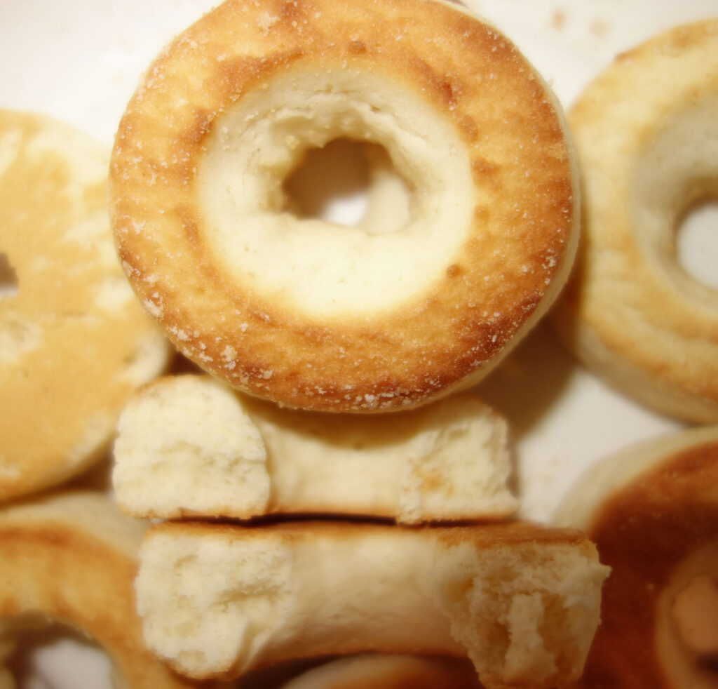 丸い焼き菓子の写真