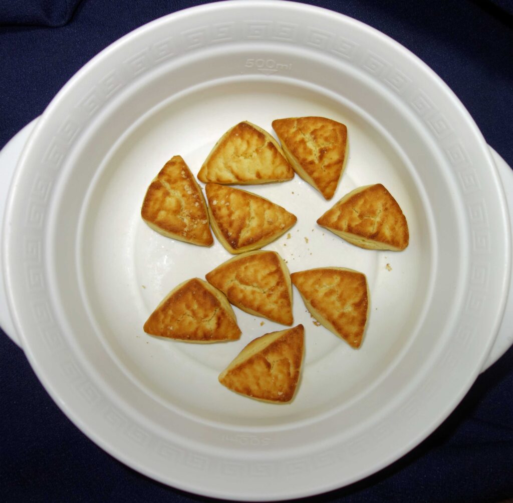 白い器に入った三角形のスコーン