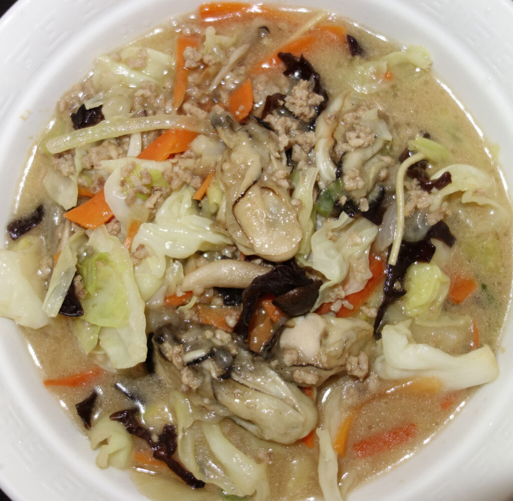皿に盛られた具沢山のちゃんぽん