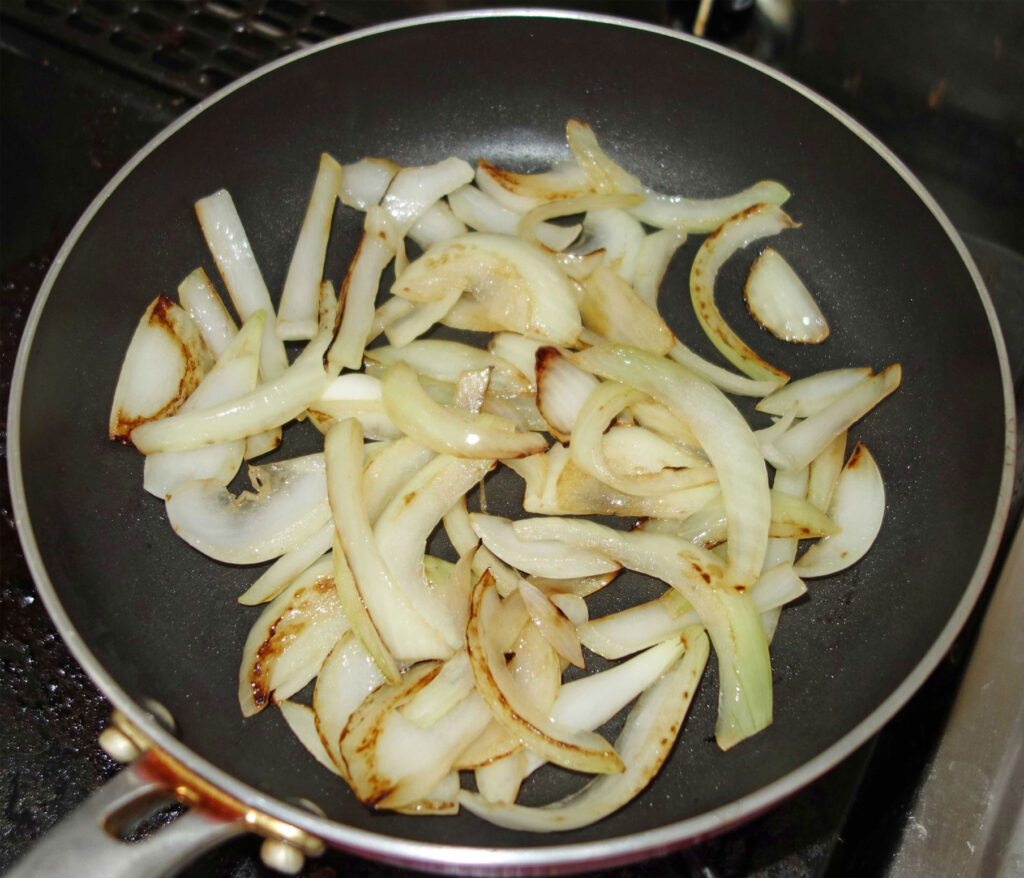 フライパンで炒めたタマネギ