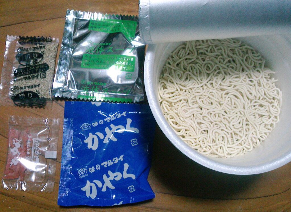 マルタイラーメンのカップ麺と調味料