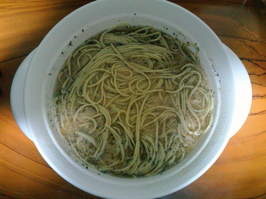 白い器に入ったラーメン