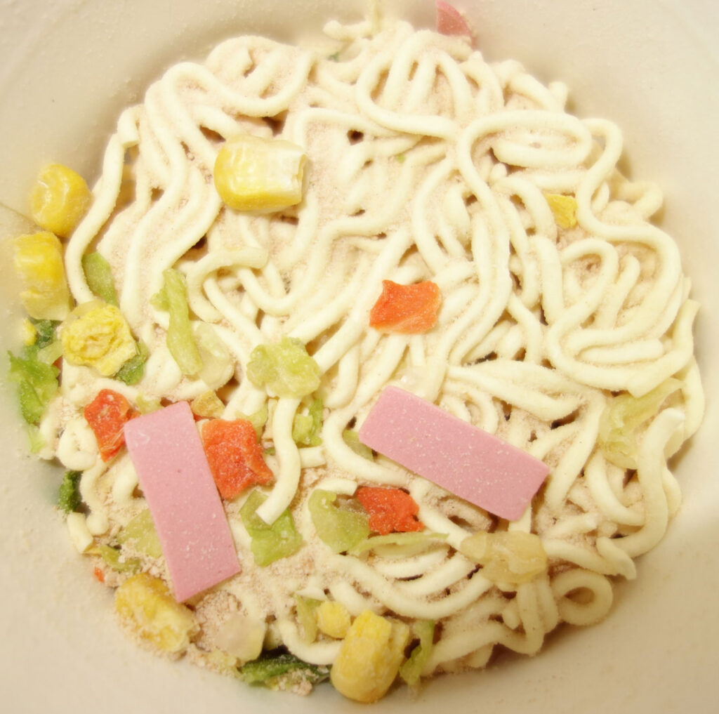 カップちゃんぽんの乾麺と具材