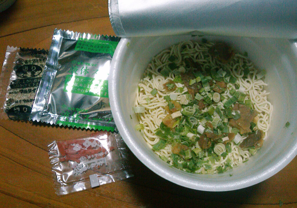 具材とスープの素が入ったカップ麺