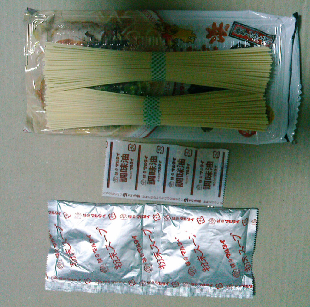 棒ラーメンの麺と調味油と粉末スープ