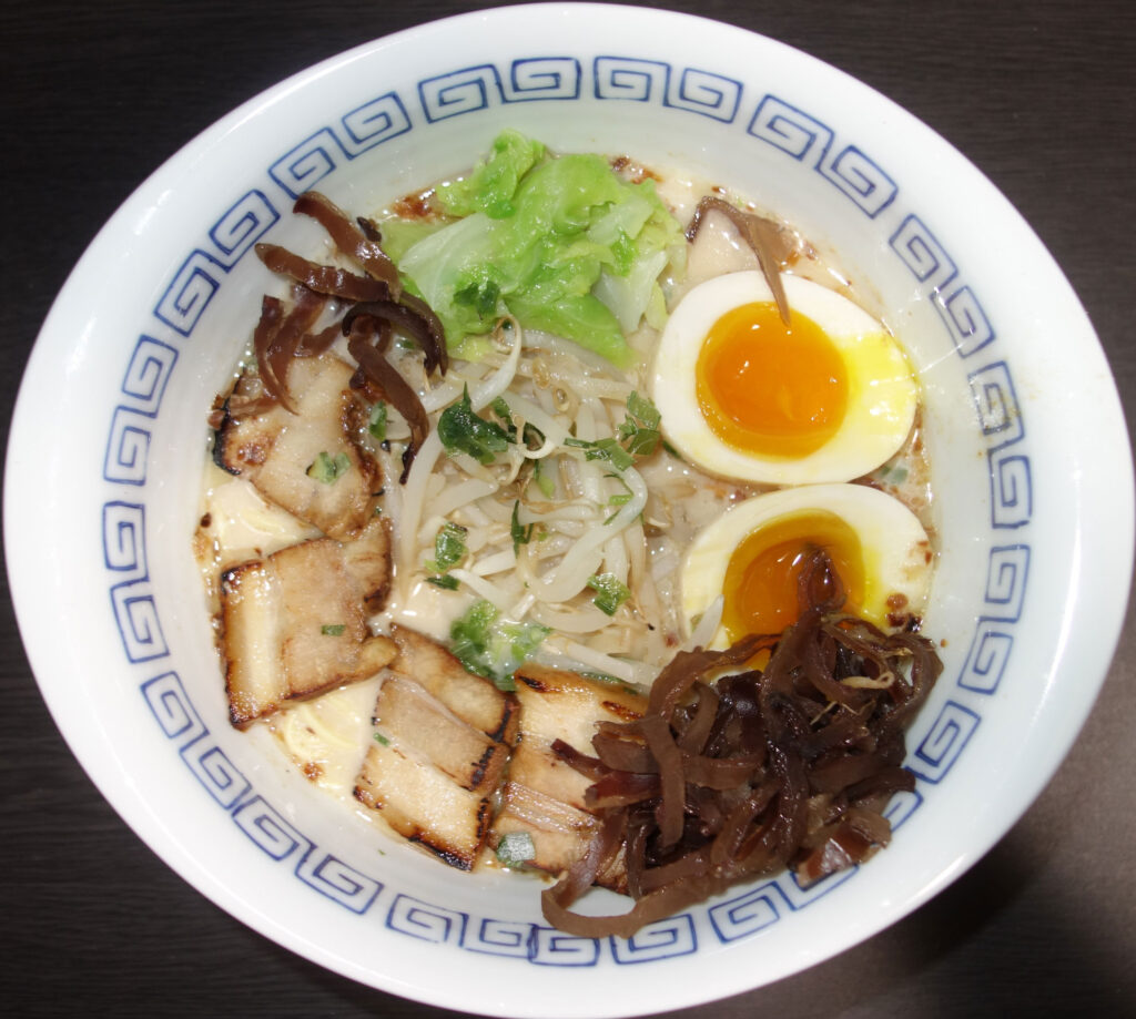 豚肉と半熟卵がのったラーメン