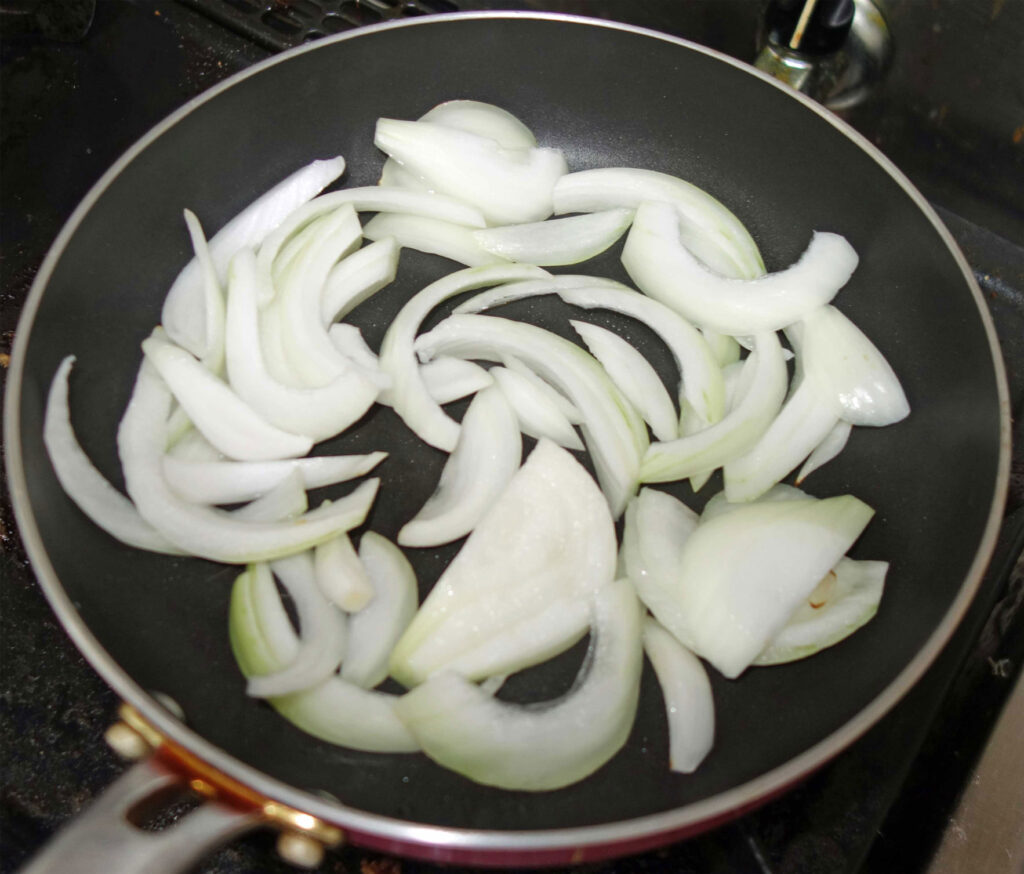フライパンで炒める玉ねぎ