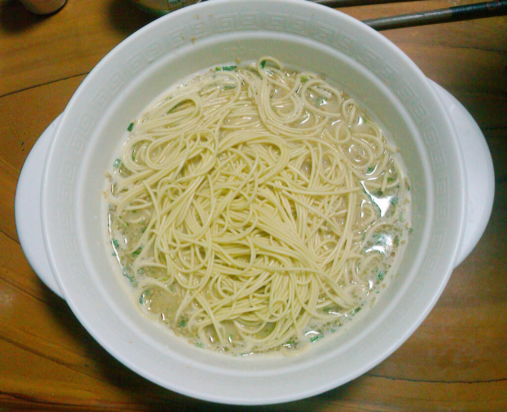 白い器に入ったラーメン