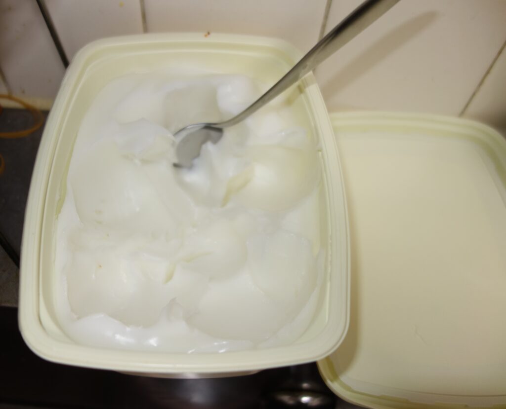 ラードが入った容器とスプーン