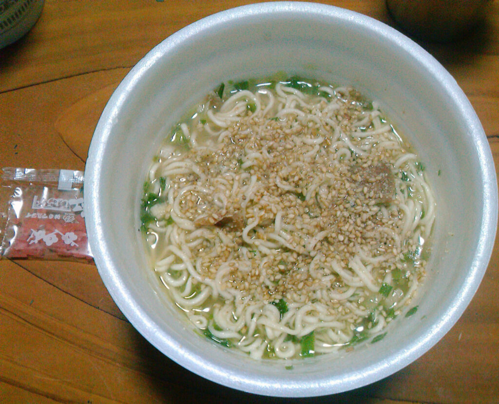 カップ麺にごまとネギ