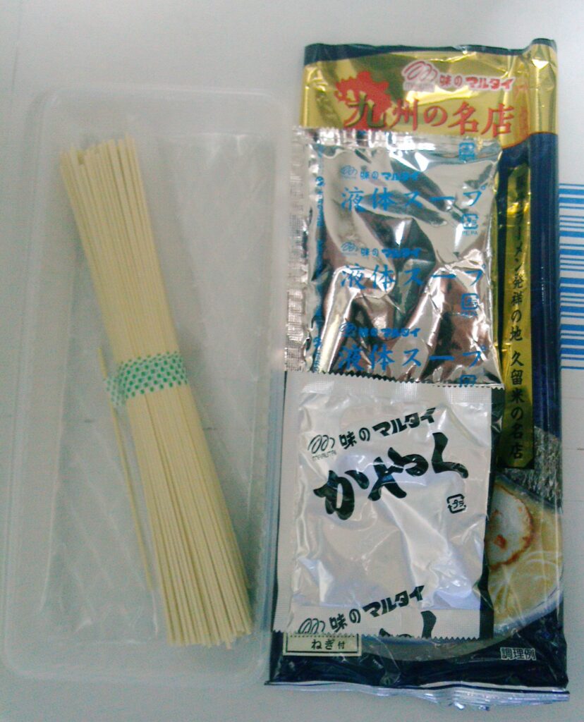マルタイラーメンの麺、液体スープ、かやく
