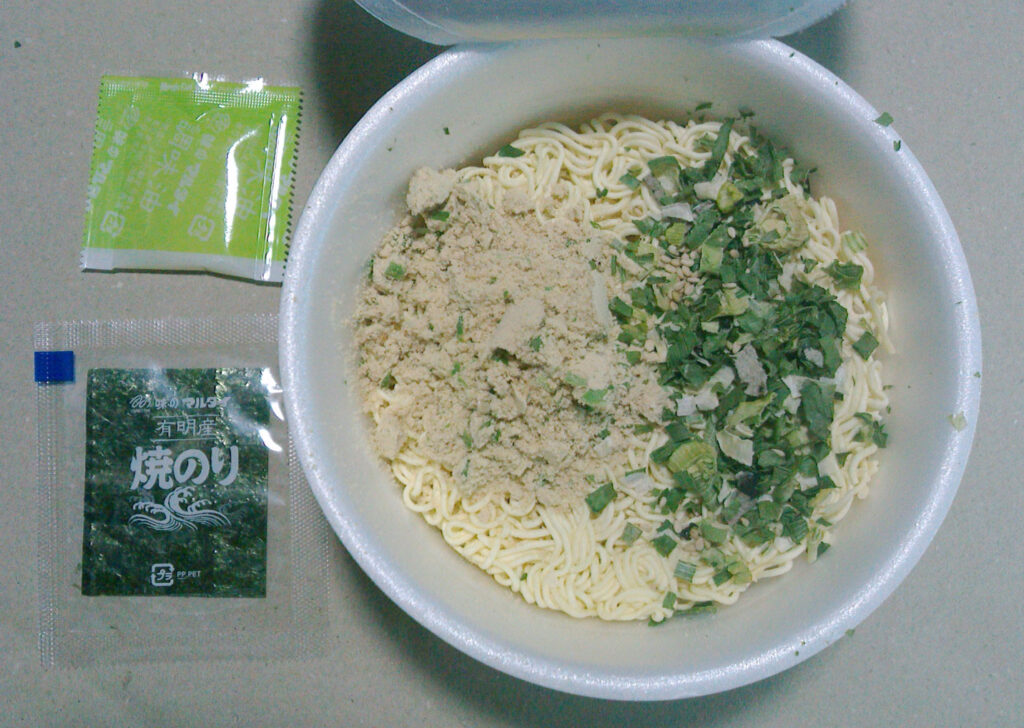 カップ麺の中身とふりかけとのり