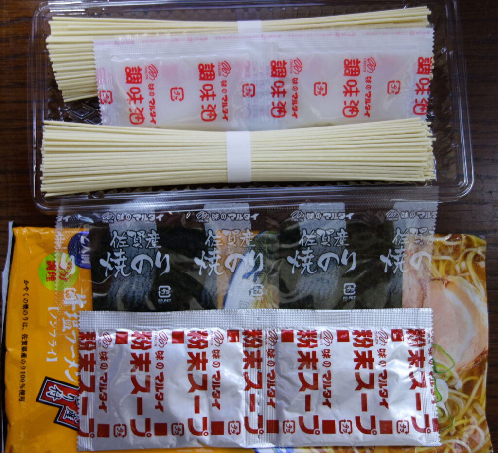 マルタイラーメンの麺、調味油、焼きのり、粉末スープ
