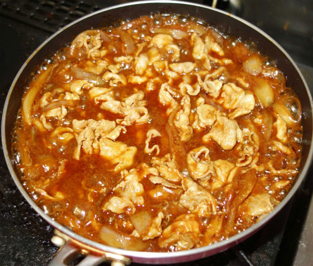 豚肉と玉ねぎを甘辛いタレで炒めた料理