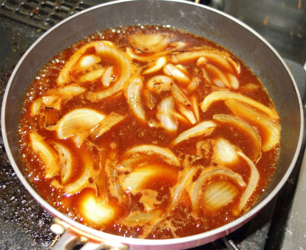 フライパンで玉ねぎを炒めている様子