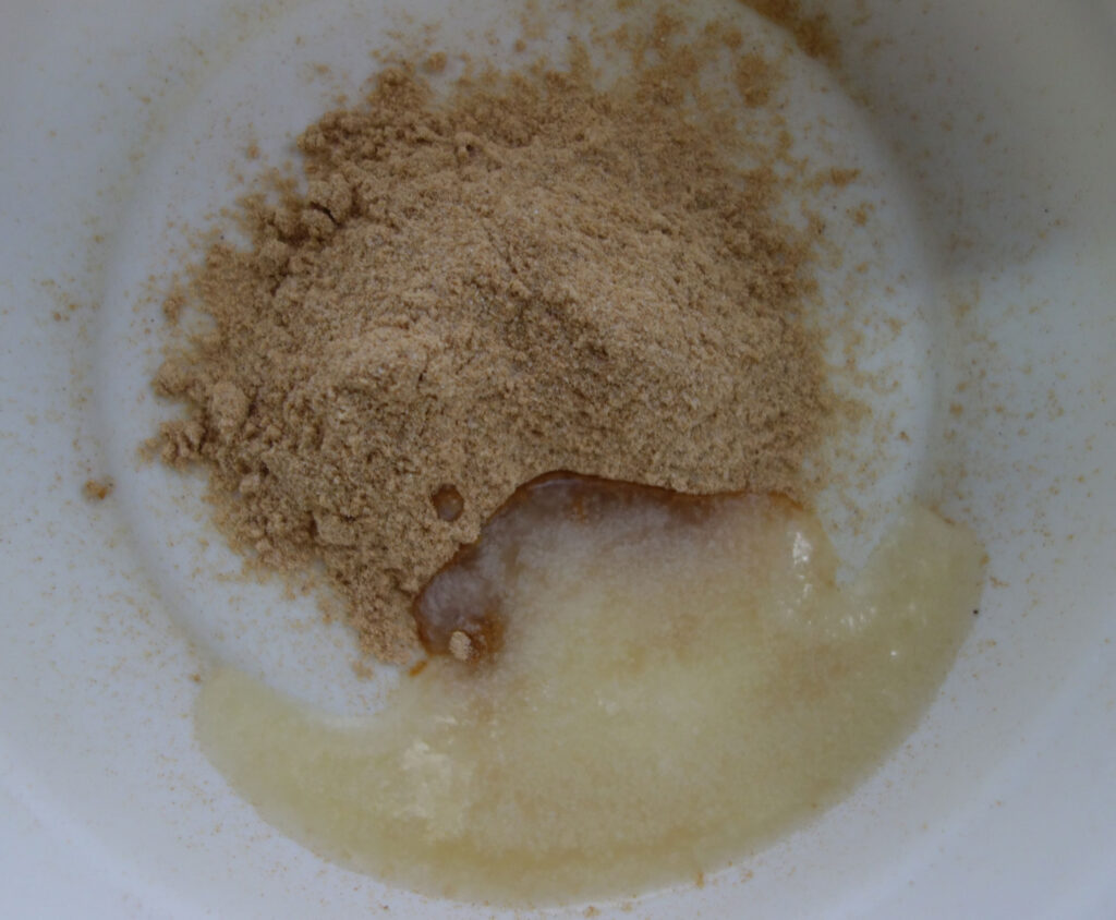 粉と液体の材料を混ぜた様子