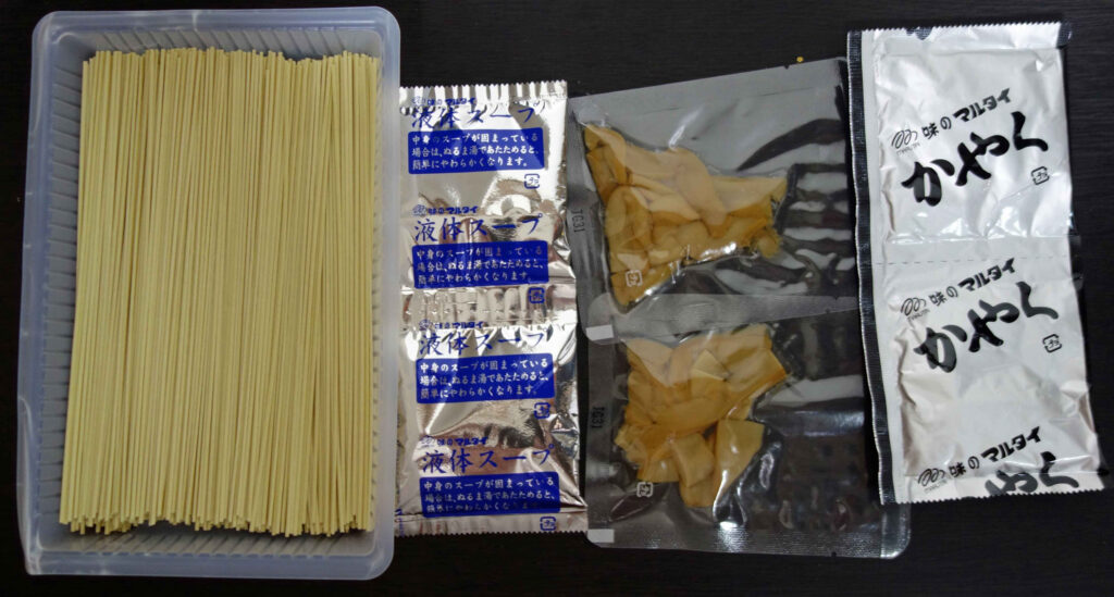 マルタイラーメンの麺、液体スープ、かやく
