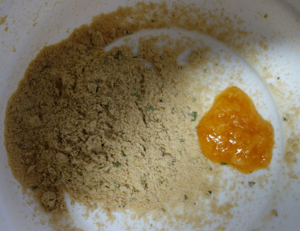 皿に盛られたスープとオレンジ色の調味油