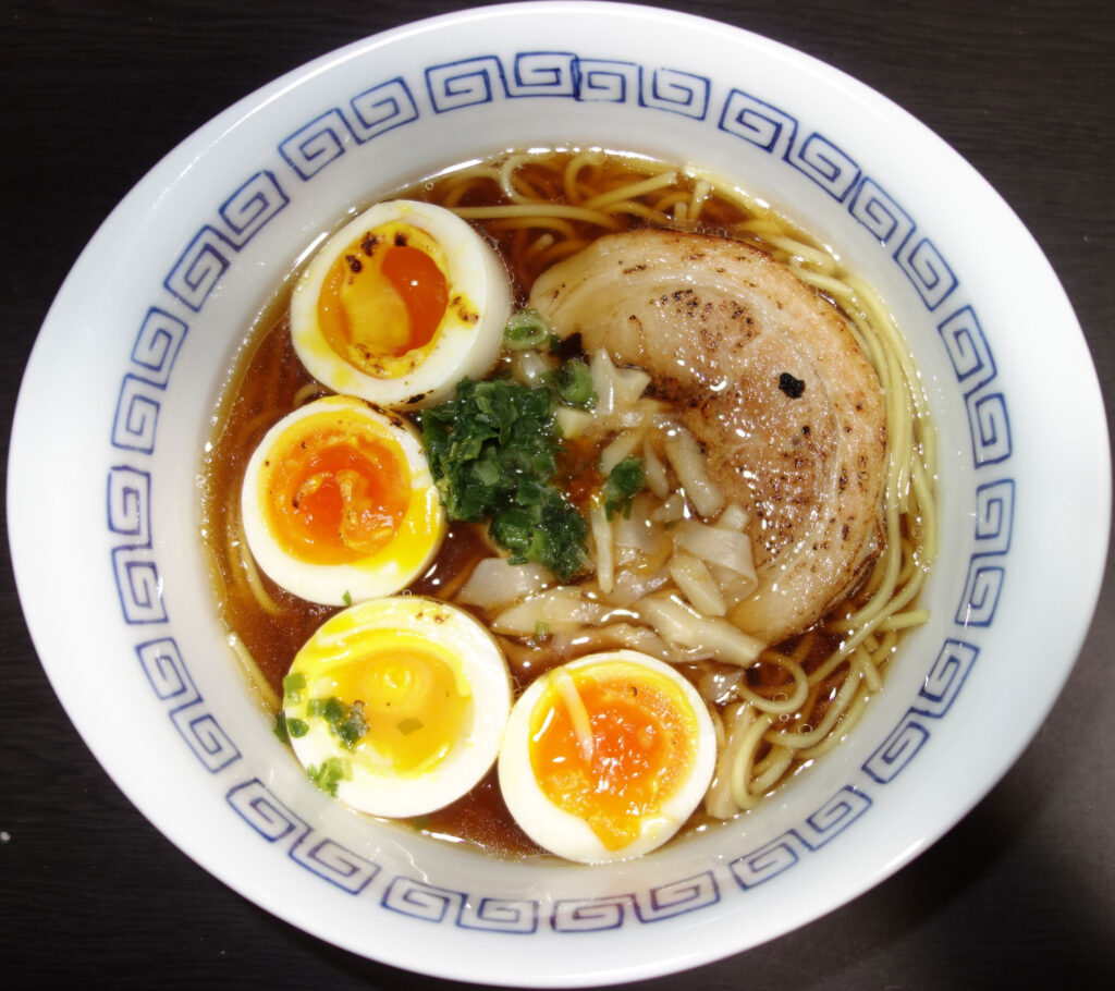 味玉とチャーシューが乗ったラーメン